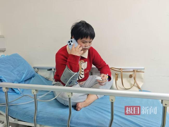 地铁吐血擦地女孩次日再呕血10毫升