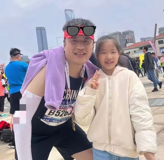 员工称张雪峰公司内拆掉红色装饰 红联虽拆初心未凉