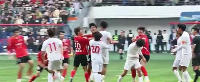 头顶、挥拳、飞踹！苏超友谊赛爆发群殴，两地足协深夜紧急开罚单 严惩违规警示赛场