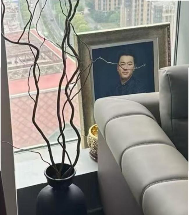 张雪峰公司楼下摆满鲜花 网友自发悼念