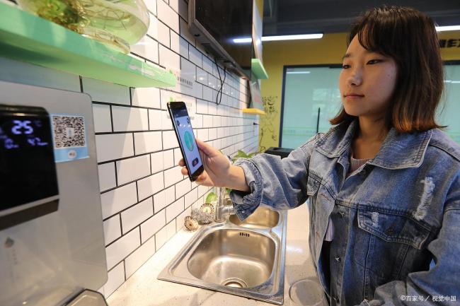 学生喝口热水都计费 这钱不烫手吗