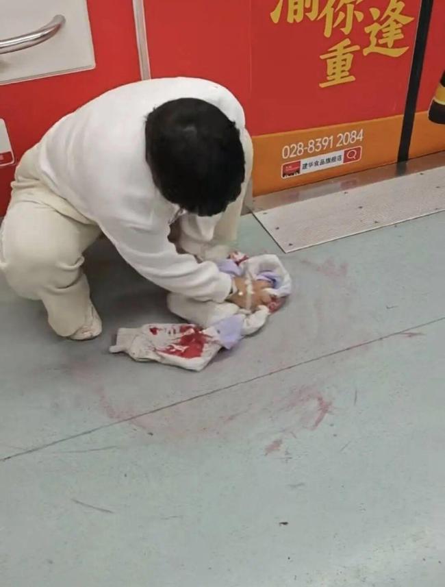 重庆地铁擦血女子已入华西治疗