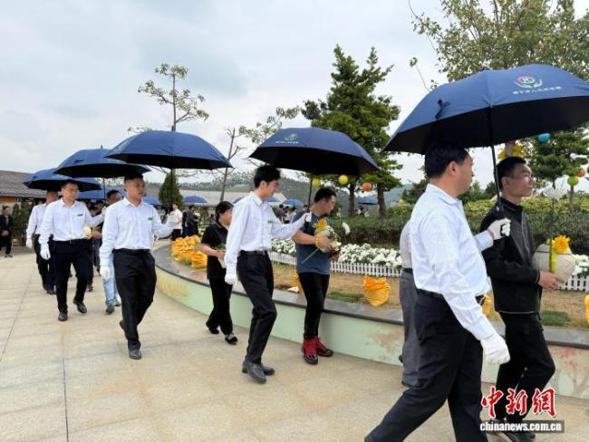 广西举行生态葬集体安葬活动