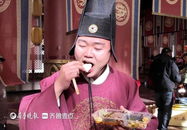 小伙横店演“公公”走红 日入四位数 从群演到专业户的逆袭