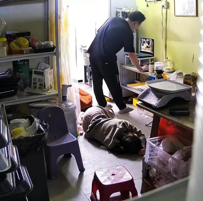 女子低血糖晕倒 老公无动于衷 2岁女儿急哭求助