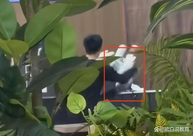 大学生表白被拒后怒砸食堂咖啡店 冲动行为代价惨重