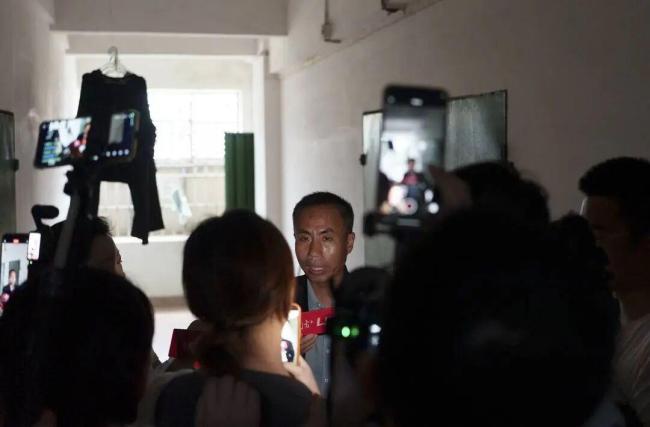 梅姨被曝穿着鲜艳