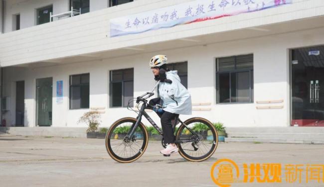 00后无臂女孩成铁人三项运动员