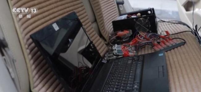 看见车上有这种“遮盖”，很可能是“信号禁绝器”！请坐窝报警