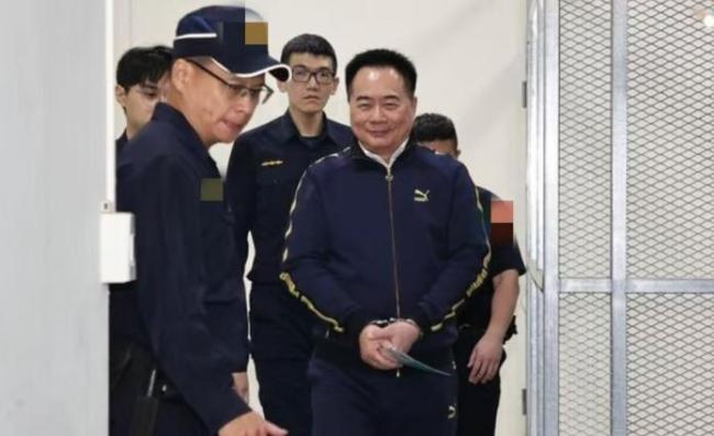 蔡正元入狱服刑 面带笑容走上囚车