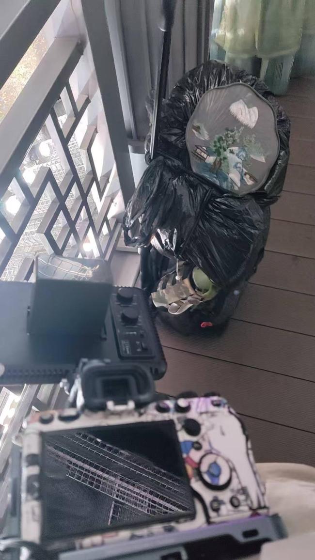 男子在万岁山为妻拍照遭3次阻拦
