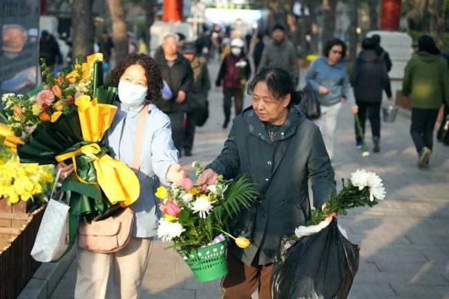 北京今天迎首个清明祭扫高峰日