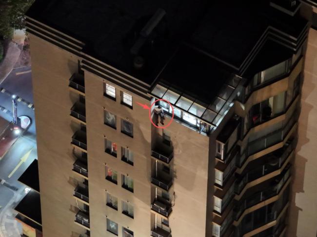 与女友吵架后翻出11楼窗外回不去了