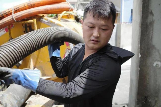 95后小伙吸粪车做婚车迎娶新娘 创意婚车队全球首个