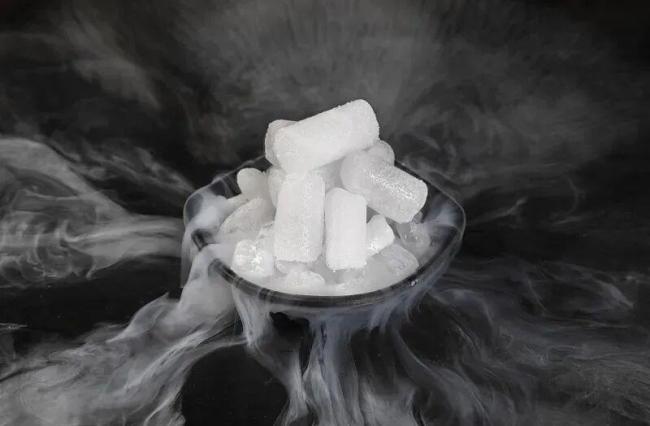 这个东西千万别放进冰箱 会炸 干冰危险需谨慎
