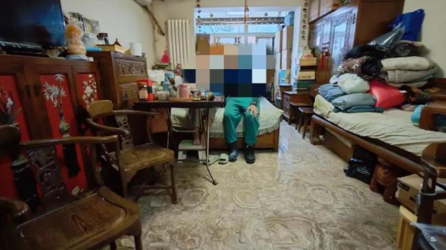 [北京]失独老人网购成瘾家中清出10车杂物 孤独引发的囤积症