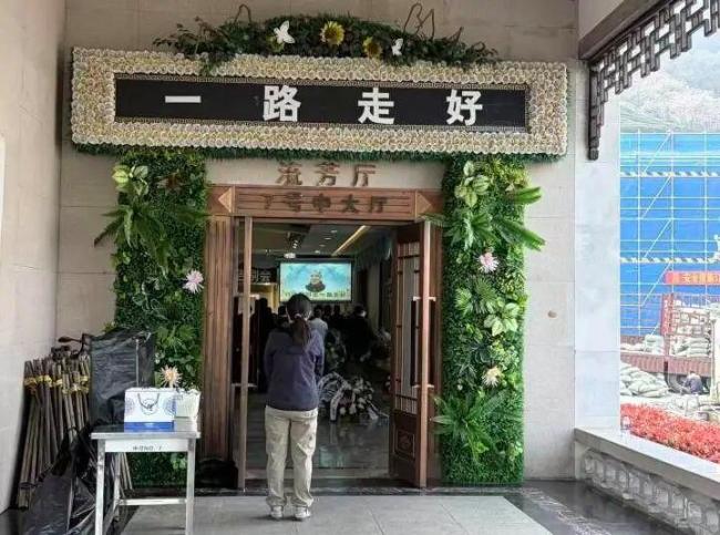 45岁男子驾车时突发心梗离世 亲友百人含泪送别