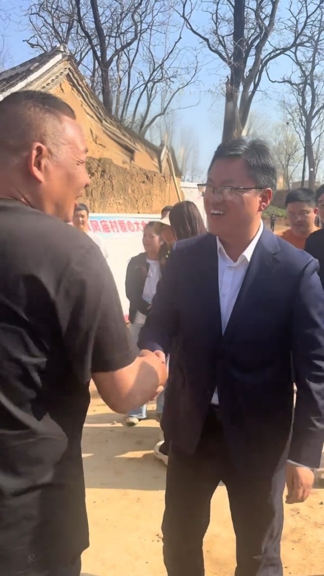 于东来公园偶遇当地市长 互加微信