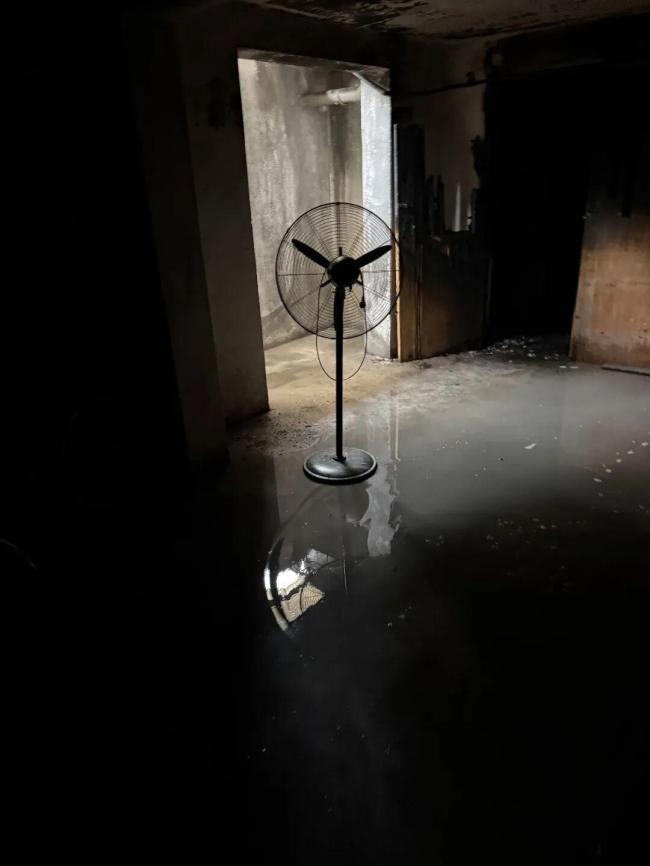 杭州一居民楼发生火灾 消防迅速扑灭 架空层起火原因待查