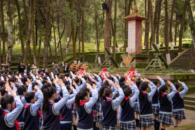 四川通江500名青少年清明前夕祭英烈 红色薪火代代传