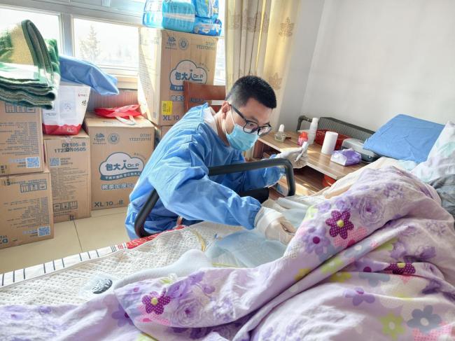 北京网约男护士目睹沉重与温暖 见证五千种衰老