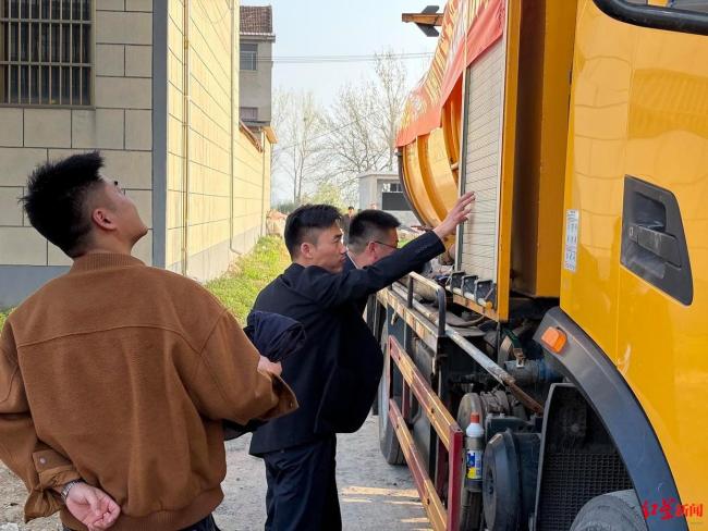 用吸粪车迎亲小伙称能月入五六万 95后“掏二代”创意婚礼引发热议