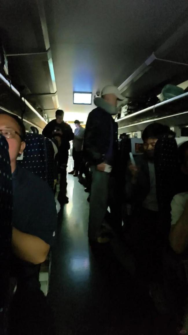 被困隧道3小时列车乘客：多人疑晕厥 极端天气引发故障
