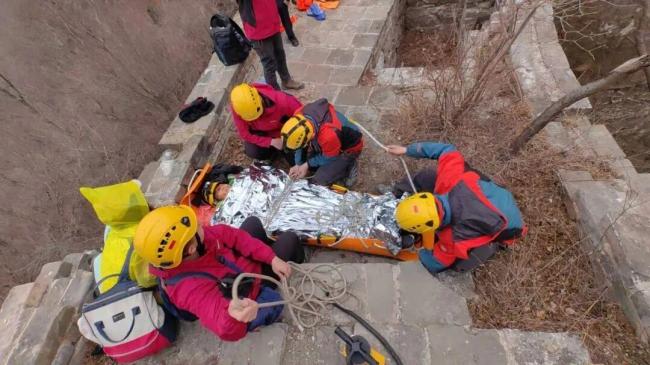 女子爬野山失足 消防紧急救援 无经验登山者遇险