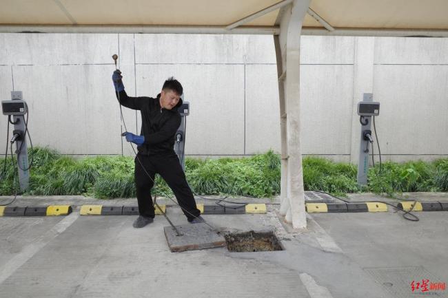 用吸粪车迎亲小伙称能月入五六万 95后“掏二代”创意婚礼引发热议