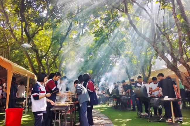 江苏一学校操场变烤场 月考变“月烤”引发热议