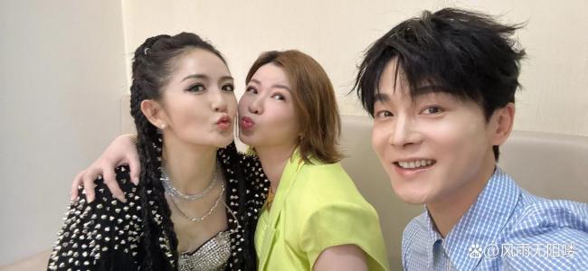 谢娜在张杰演唱会亲了秦岚杜华 乐华大师姐身份揭秘