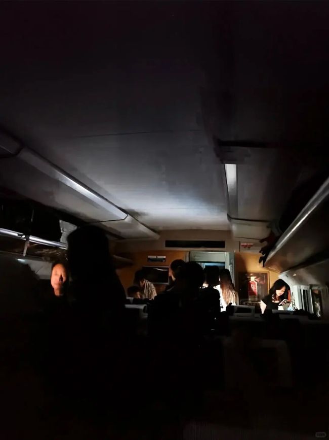 列车被困隧道3小时 乘客：不让砸窗 恶劣天气致列车滞留