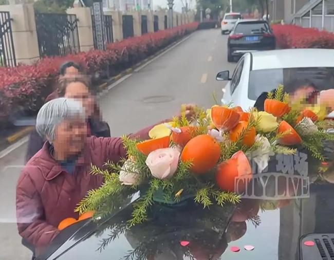 婚车装饰被人摘走 新人大度称沾喜气