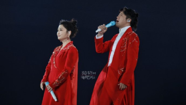 凤凰传奇演唱会万人雨中大合唱