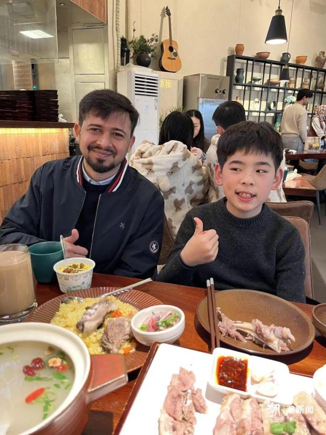 男孩西湖边“逮”老外练口语 街头实战收获跨国友谊