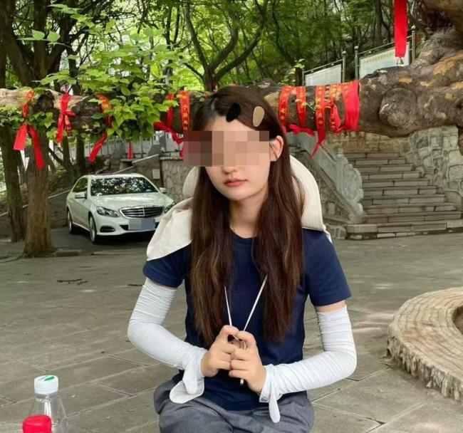 大学生突发脑出血致瘫 常熬夜直播 康复之路艰难前行