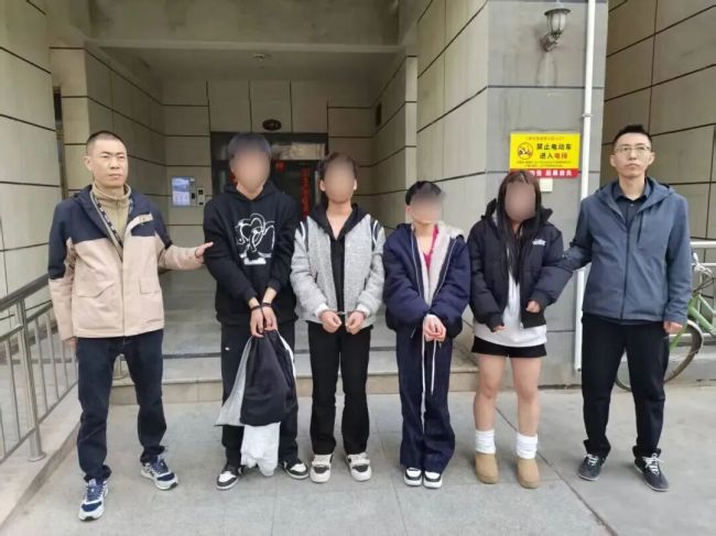 带哭泣女子回家后遭4男子持刀抢劫 警方快速破案抓捕7人团伙