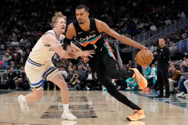 马刺127-95大胜雄鹿