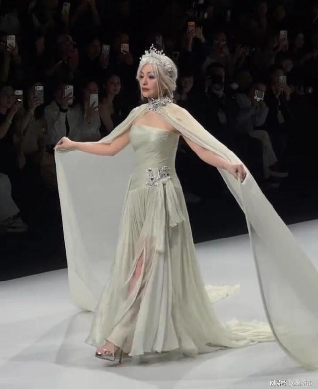 王琳亮相上海时装周一头银发走秀 冻龄女王惊艳全场
