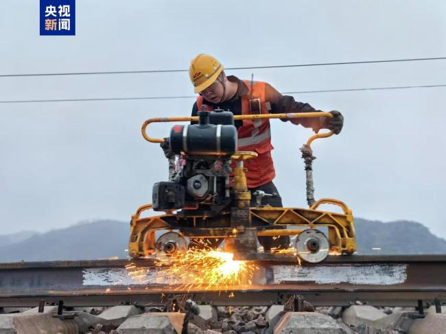 我国重要能源通道瓦日铁路完成春季集中修施工