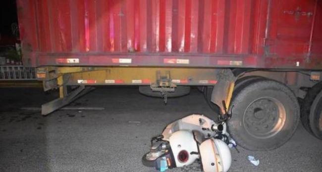 丈夫骑车跟妻子吵架撞上货车 分心驾驶酿事故