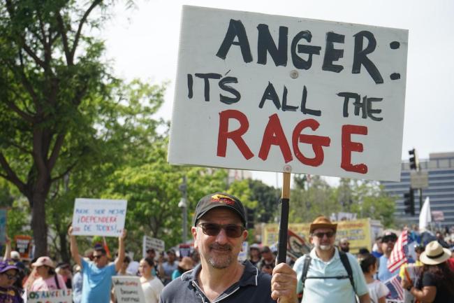 民调：选民对特朗普不满意率创新高