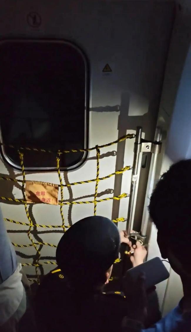 D3665列车乘客称多人疑似晕厥 极端天气引发接触网故障