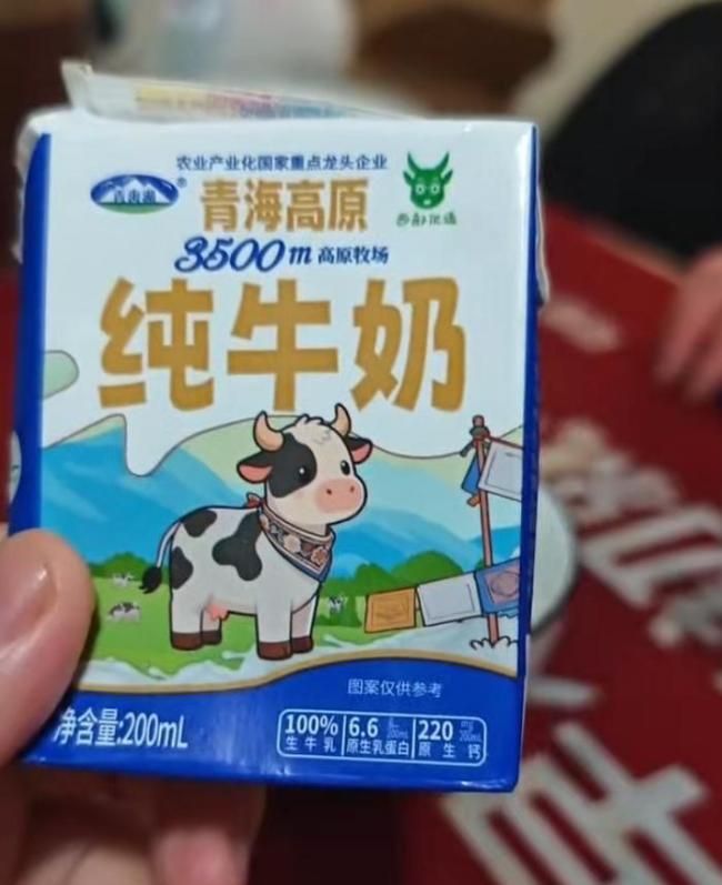 纯牛奶倒出疑似透明苦水？市监局回应 质量问题引关注