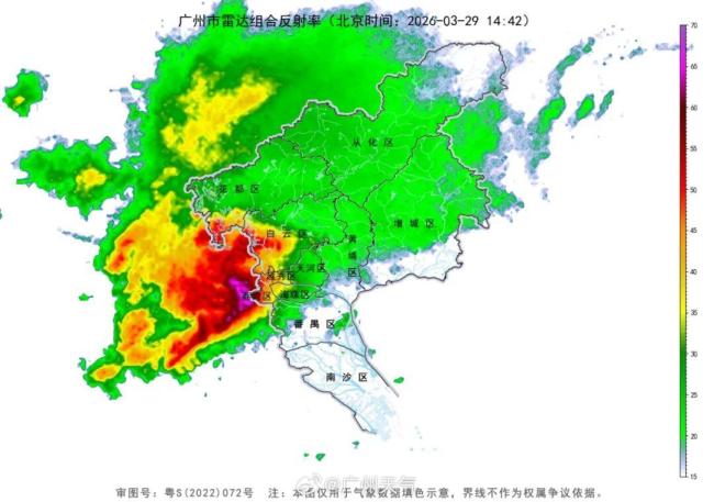 广州“一秒天黑” 下雨像泼水