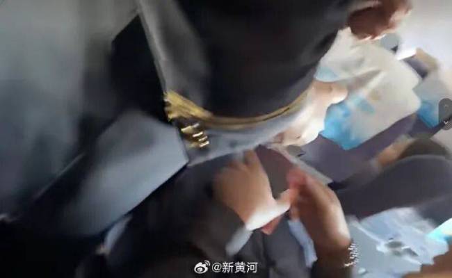 川航航班上一旅客在厕所吸烟被带离