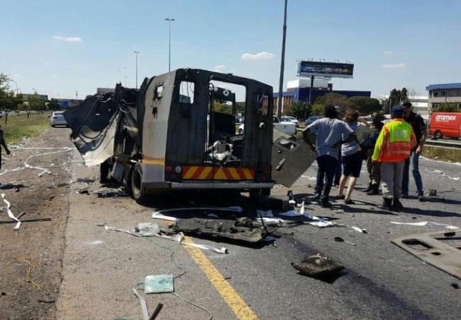 南非运钞车被劫匪炸毁