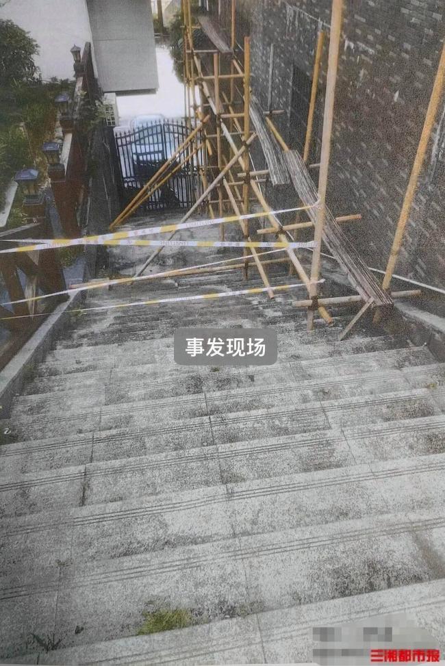 男子摔下台阶身亡家属索赔