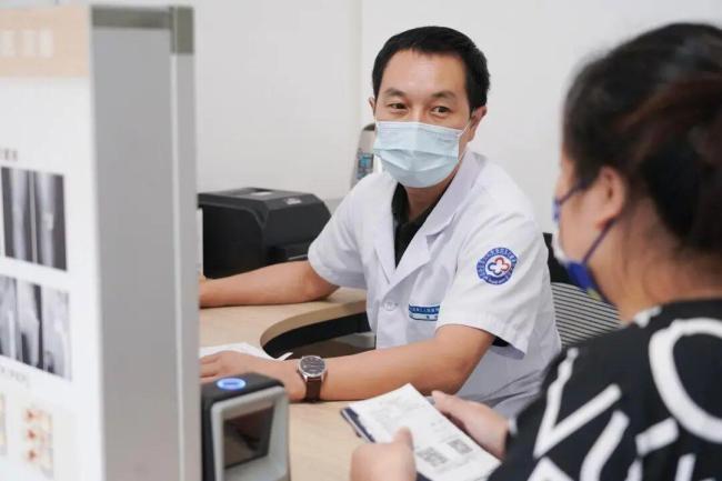 女子骑电动车 后背突然一阵剧痛!