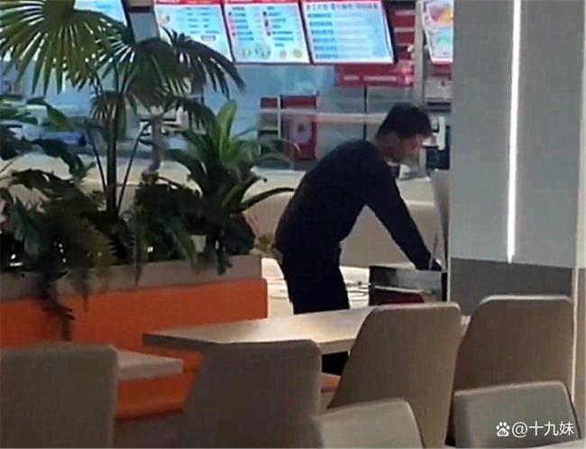 大学生怒砸食堂后续 冲动毁前程